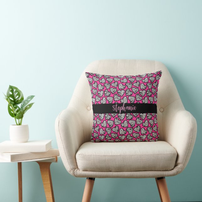 Coussin Coeurs zèbres noirs et blancs roses avec nom (Chaise)