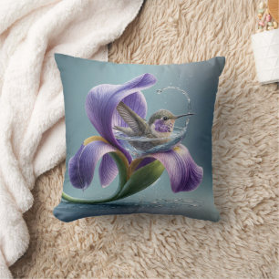 Coussin Colibri Se Baigner Dans Une Fleur D'Iris