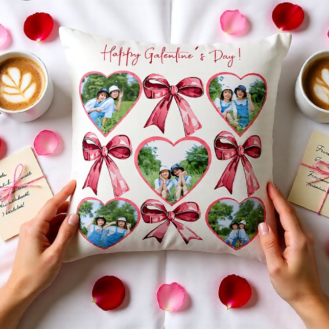 Coussin Collage de photos de la Saint-Galentin avec impres (Galentine Photo Heart Collage with Name Back Print Throw Pillow)