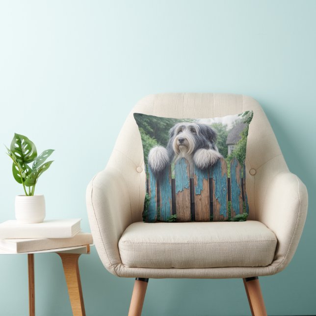 Coussin Collie à poils qui regarde au-dessus d'une vieille (Chaise)