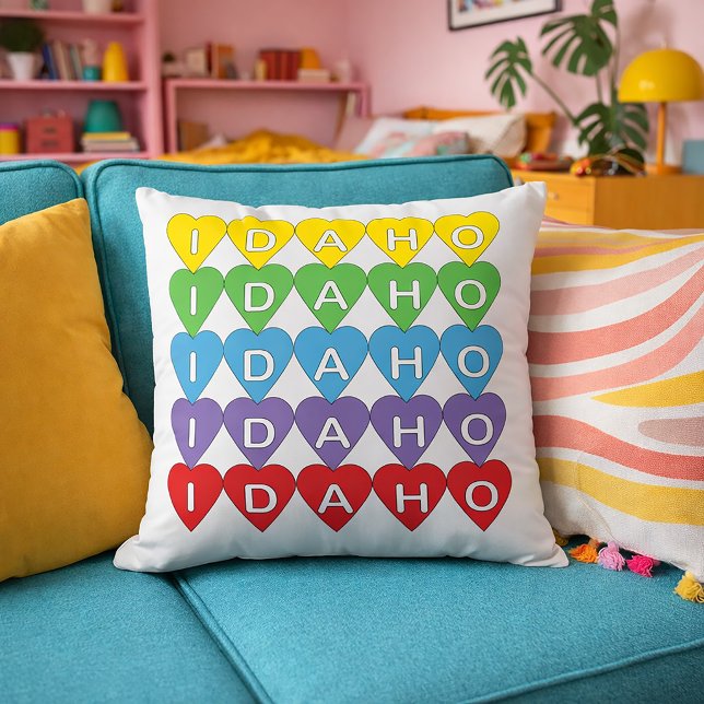 Coussin Conception d'amour d'État d'Idaho arc-en-ciel (A pillow with a rainbow heart pattern that says Idaho)