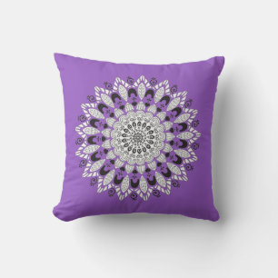 Coussin Conception de fleurs mandala violettes et blanches