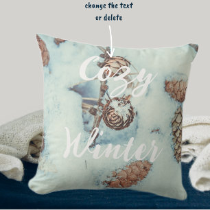 Coussin Cônes de mélèze sur la neige bleue fraîche