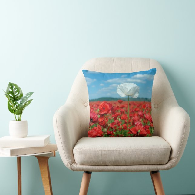 Coussin Coquelicot blanc unique dans un champ de coquelico (Chaise)