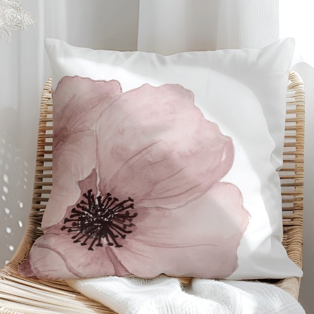 Coussin Coquelicot pastel rose aquarelle (Watercolor Pastel Pink Poppy Throw Pillow in a sunny rattan armchair.)
