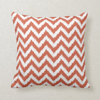 Coussin Corail foncé et Chevron de Bohème blanc