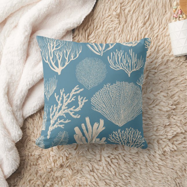 Coussin Corail récif dans la serviette de bain bleue (Couverture)