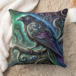 Coussin Corbeau aux plumes iridescentes dans une forêt enc