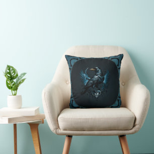 Coussin Corbeau noir majestueux assis sur un orné