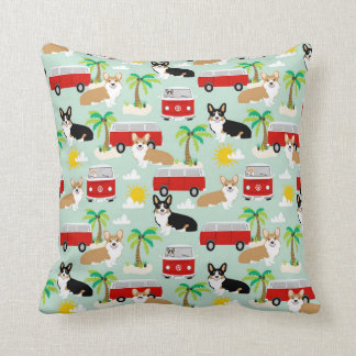 Coussin Corgis de cardigan à la plage - tri et rouge