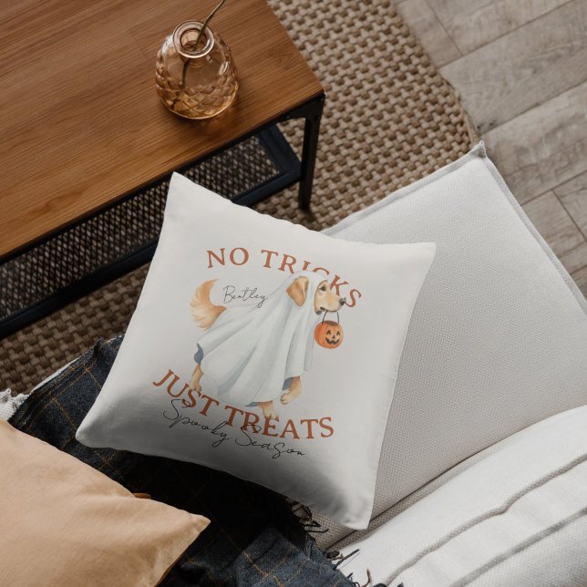 Coussin Costume fantôme Chien Golden Retriever Saison Éffr (Elevate your fall home decor with this Ghost Costume Golden Retriever Spooky Season throw pillow!)