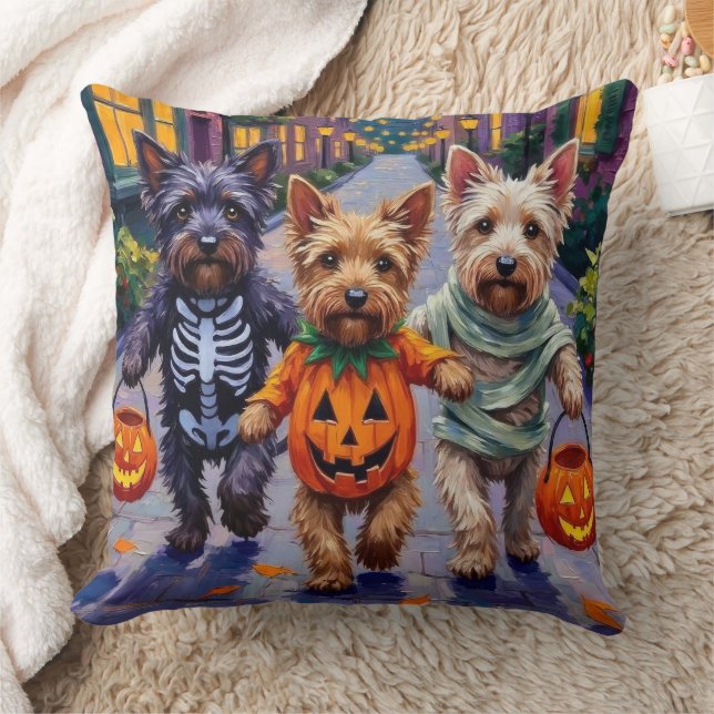 Coussin Costumes d'Halloween pour Skyes Terriers allant ch (Couverture)