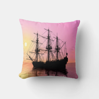 Coussin Coucher de soleil, bateau de pirates dans des eaux