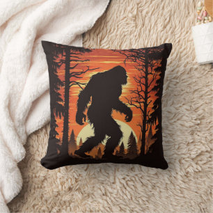 Coussin Coucher de soleil de la forêt de Bigfoot Sasquatch