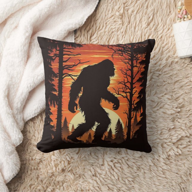 Coussin Coucher de soleil de la forêt de Bigfoot Sasquatch (Couverture)