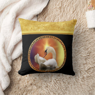 Coussin Coucher de soleil orange derrière le cygne blanc a