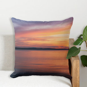 Coussin Coucher de soleil orange et violet sur le lac Phot