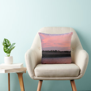 Coussin Coucher de soleil rose caribéen sur une mer calme