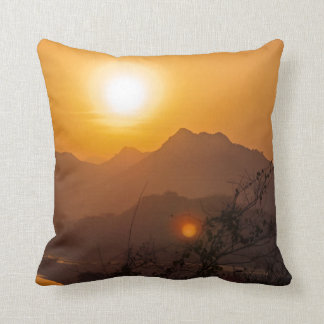 Coussin Coucher du soleil montagneux des Laotiens