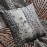 Coussin Country Rustic Carved<br><div class="desc">L'art rustique du pays personnalisé conception de coeur sculpté sur l'avant et l'arrière comprend un arbre à écorce de bouleau imprimé avec un coeur sculpté que vous pouvez customiser en ajoutant vos noms et en dessous, vous pouvez ajouter votre date mariage ou une date spéciale. Cela ferait un cadeau wedding...</div>