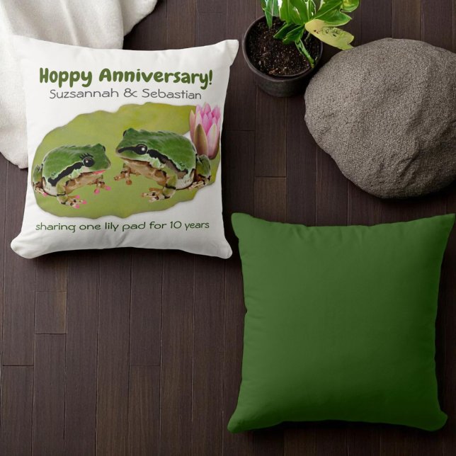Coussin Couple de grenouilles drôles d'anniversaire sur mo (throw pillow design front and solid color back)