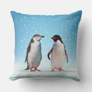 Coussin Couple de manchots magnifiques sur fond bleu clair