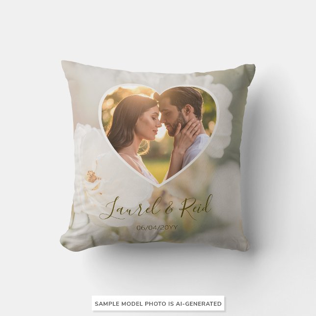 Coussin Couple de roses blanches rêveuses dans une photo d (Créateur téléchargé)