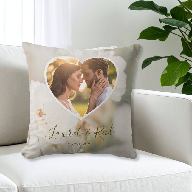 Coussin Couple de roses blanches rêveuses dans une photo d (Créateur téléchargé)