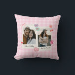 Coussin Couple personnalisé mignonne photos et cadeau text<br><div class="desc">Créez un souvenir intemporel avec notre chemise photo personnalisée pour les couples ! Personnalisez-le avec vos photos de couple préférées dans un design d'inspiration rétro, parfait pour les anniversaires, la Saint-Valentin, ou simplement parce que. Vous pouvez le customiser avec vos photos et texte. Cette chemise est un cadeau unique pour...</div>