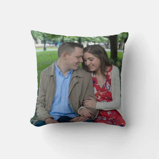 Coussin Couple romantique assis près ensemble (Recto)