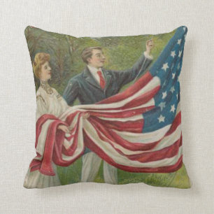 Coussin Couple victorien hissant le drapeau américain le j