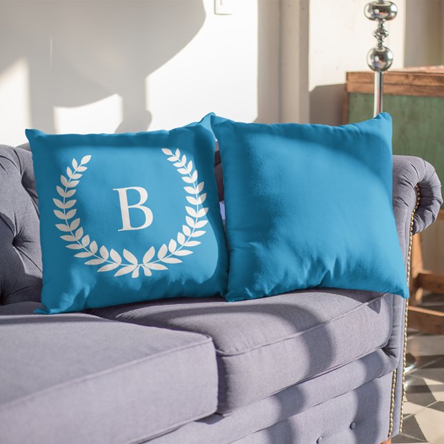 Coussin Couronne de laurier blanc monogramme moderne (White Laurel Wreath Modern Monogram Outdoor Pillow)