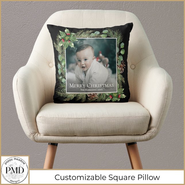 Coussin Couronne de Noël avec photo  (Merry Christmas Photo Wreath Botanical Throw Pillow with Your Photo, Name, Year.)