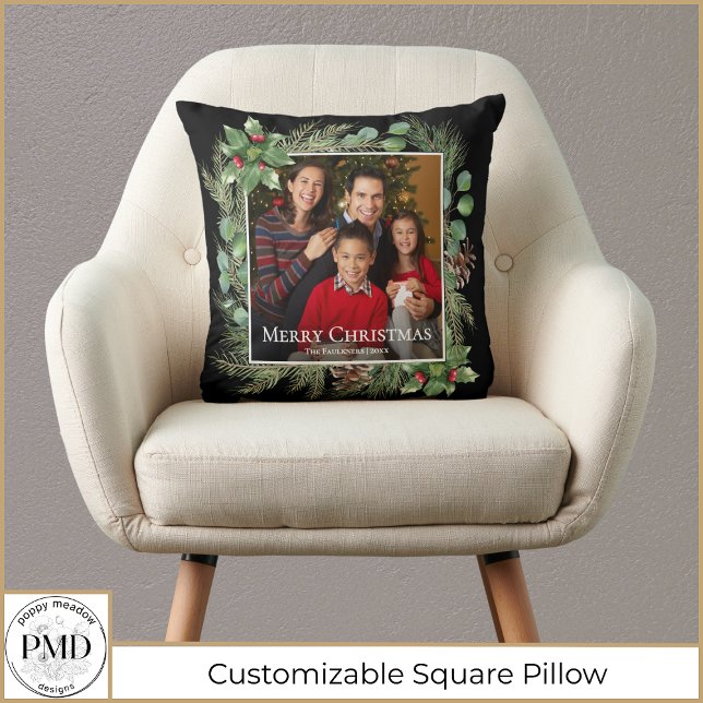 Coussin Couronne de Noël botanique avec photo (Merry Christmas Photo Wreath Botanical Square Pillow with Your Photo, Name, Year.)