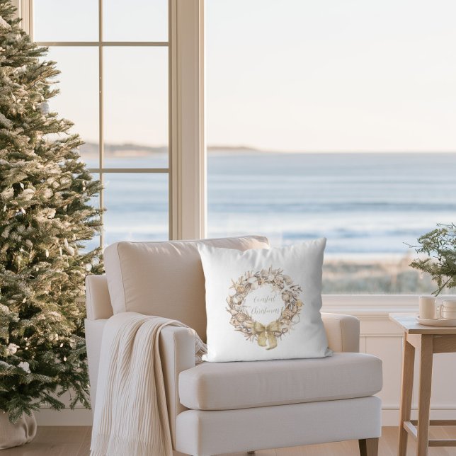 Coussin Couronne de Noël côtière en coquillages Fêtes (Seashell Wreath Coastal Christmas Pillow)