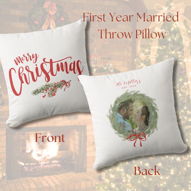 Coussin Couronne de Noël en pin pour jeunes mariés (First Christmas Married Photo Throw Pillow
)