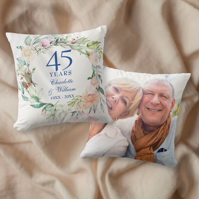 Coussin Couronne de roses 45e 65e anniversaire de mariage  (Roses Garland 45th 65th Wedding Anniversary Photo Throw Pillow)