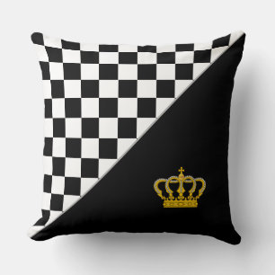 Coussin Couronne dorée sur un jeu d'échecs noir et blanc é