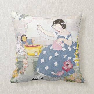 Coussin Couture dans un jardin de digitale et de pavots