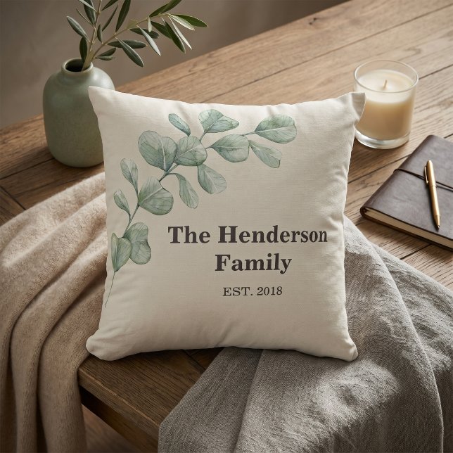 Coussin Couverture de luxe discret vert sauge pour famille (Quiet Luxury Sage Green Family Established Throw Pillow)