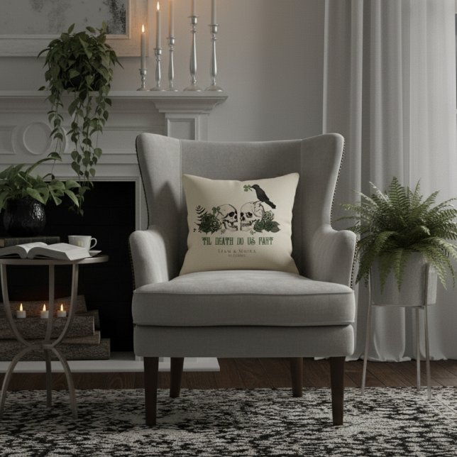 Coussin Crâne floral de la Saint-Patrick gothique jusqu'à  (Gothic Irish 'Til Death Do Us Part White Pillow. Goth Illustration of 2 Skulls, Green Roses & Raven)