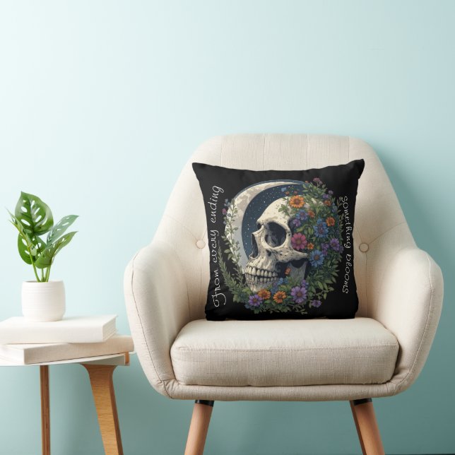 Coussin Crâne Floral & Lune Art Gothique Céleste sur Fond  (Chaise)