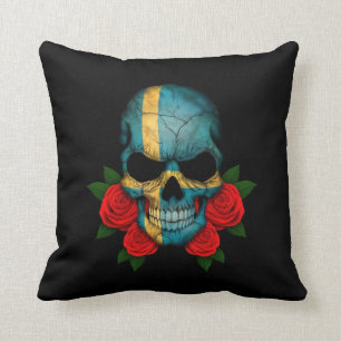 Coussin Crâne suédois de drapeau avec les roses rouges