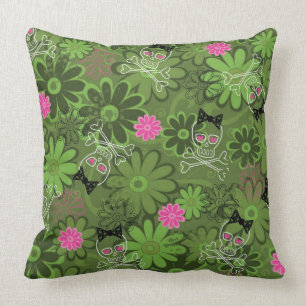 Coussin Crânes punks Girly sur l'arrière - plan de Camo de