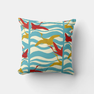 COUSSIN CRANES ROUGES JAUNES VOLANT SUR DES VAGUES BLANCHE