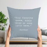 Coussin Créez votre propre devis<br><div class="desc">Créez votre propre oreiller de jetage de devis personnalisé. Caractéristiques minimaliste typographie de machine à écrire.</div>