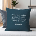 Coussin Créez votre propre devis<br><div class="desc">Créez votre propre oreiller de jetage de devis personnalisé. Caractéristiques minimaliste typographie de machine à écrire.</div>