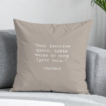 Coussin Créez votre propre devis<br><div class="desc">Créez votre propre oreiller de jetage de devis personnalisé. Caractéristiques minimaliste typographie de machine à écrire.</div>