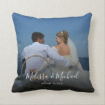 Coussin Créez votre propre souvenir de mariage de photo de<br><div class="desc">Créez votre propre coussin de souvenir de mariage de photo de mariage.
Ajoutez vos propres la plupart des belles photos,  à l'avant et au fond.
Vous pouvez également ajouter les noms des jeunes mariés et de la date de mariage.
Un beau souvenir de mariage.</div>