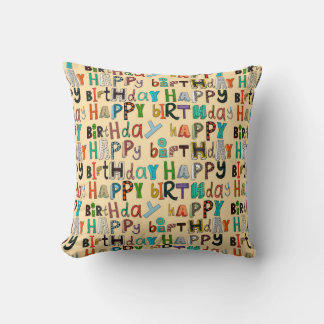 Coussin crème d'anniversaire heureuse